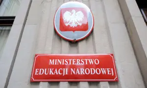 Godło Polski i tablica "Ministerstwo Edukacji Narodowej" - tu kształtują się kierunki polityki oświatowej.