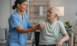 Terapeuta zajęciowy wspiera pacjenta w rehabilitacji w domu opieki lub placówce medycznej.