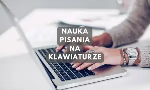 Szybkie pisanie na klawiaturze nauka. Dłonie kobiety piszącej na laptopie, z tekstem "Nauka pisania na klawiaturze".