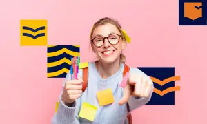 Uśmiechnięta dziewczyna z okularami i kolorowymi karteczkami na ubraniu, trzymająca długopisy. Ile dni do matury? Czas na naukę!