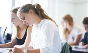 Uczennice skupione na nauce. Zastanawiasz się, do kiedy można zmienić szkołę średnią?