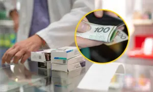 Aptekarz liczy sto złotych. W tle leki i paragon. Ile zarabia aptekarz?
