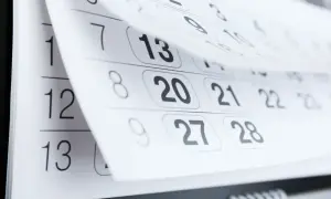 Przewracane kartki kalendarza, dni mijają. Ile lat pracy za technikum? 13, 20, 27... czas leci.