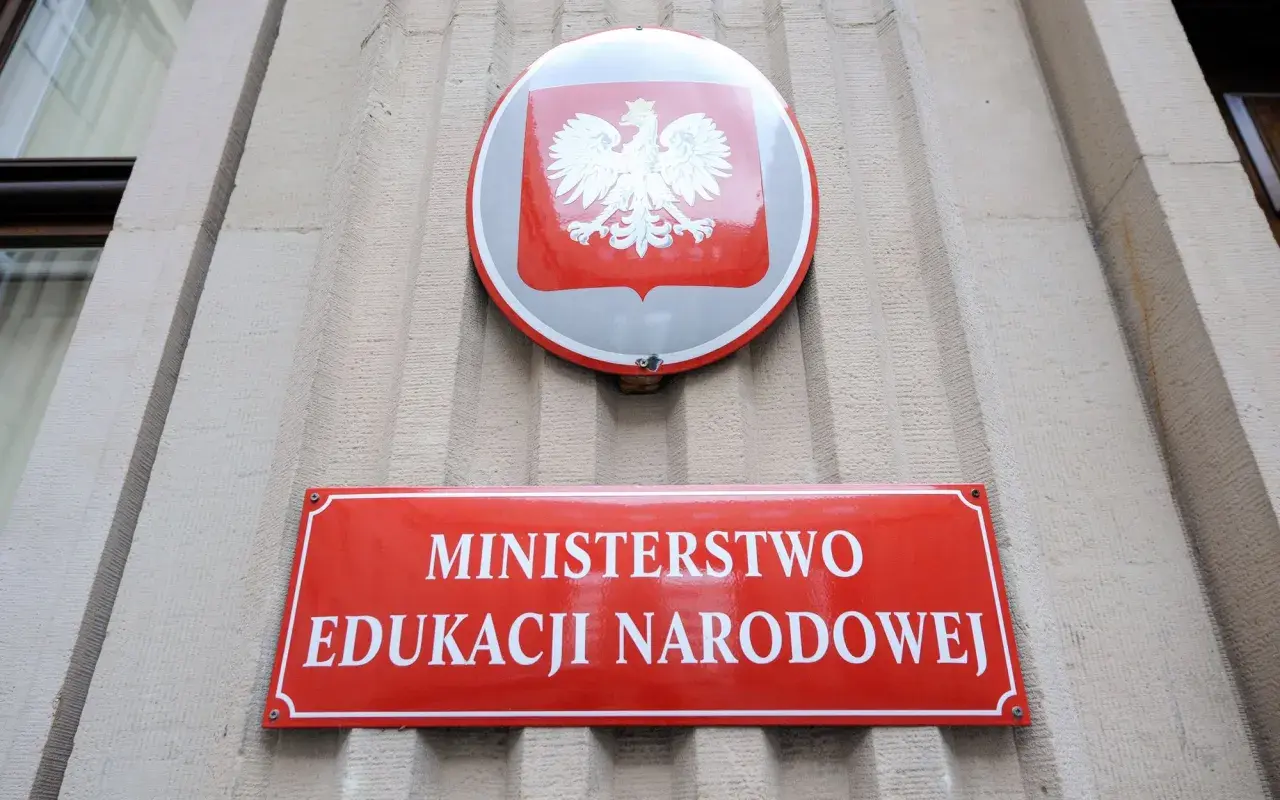 Godło Polski i tablica "Ministerstwo Edukacji Narodowej" - tu kształtują się kierunki polityki oświatowej.
