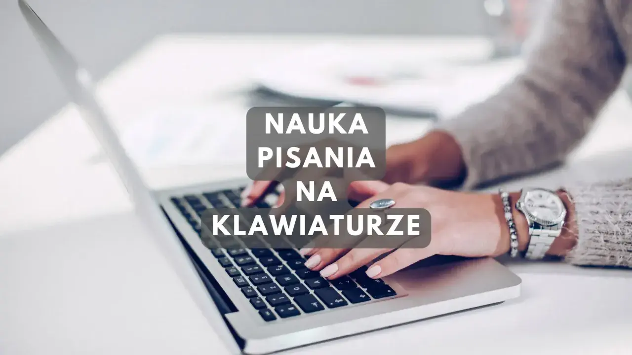 Szybkie pisanie na klawiaturze nauka. Dłonie kobiety piszącej na laptopie, z tekstem "Nauka pisania na klawiaturze".