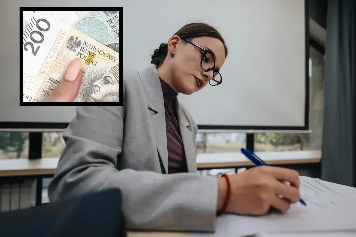 Kobieta w okularach pisze, a obok widać banknot 200 zł. Czy to symbol niskich zarobków w oświacie?