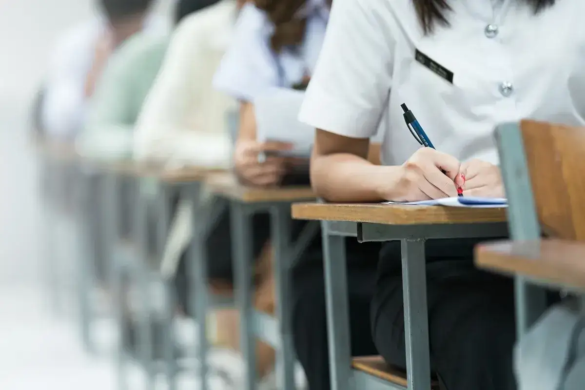 Uczniowie piszą egzamin. Zastanawiasz się, do kiedy można zmienić szkołę średnią?