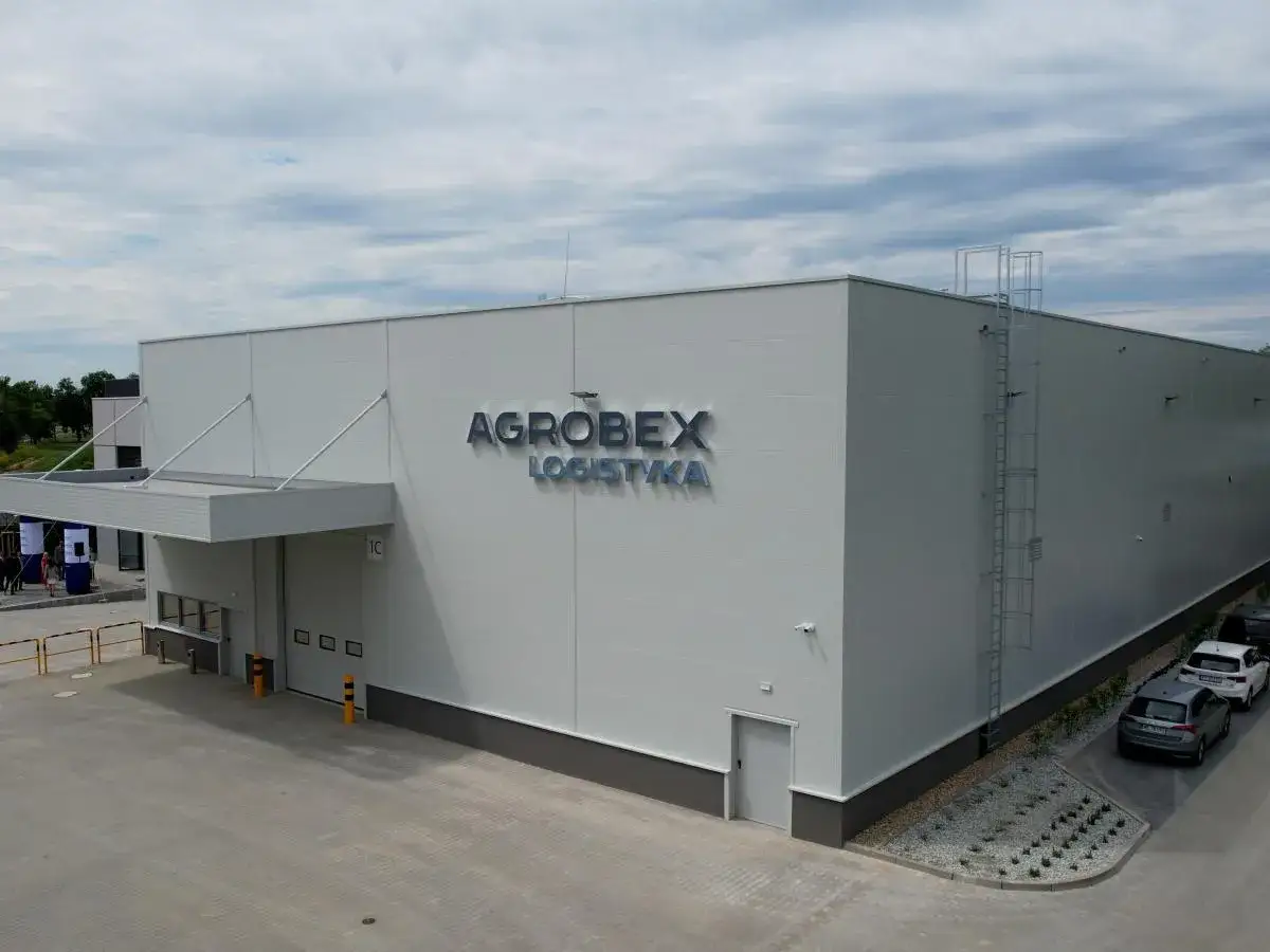 Nowoczesny magazyn firmy Agrobex Logistyka. Zastanawiasz się, ile zarabia logistyk po studiach w takiej firmie?