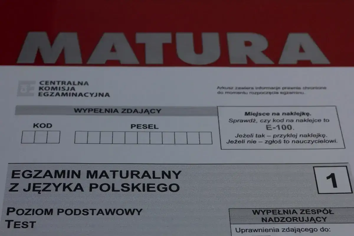 Arkusz egzaminacyjny z języka polskiego na poziomie podstawowym. To ważny etap nauki, dobra powtórka z polskiego do matury jest kluczowa.