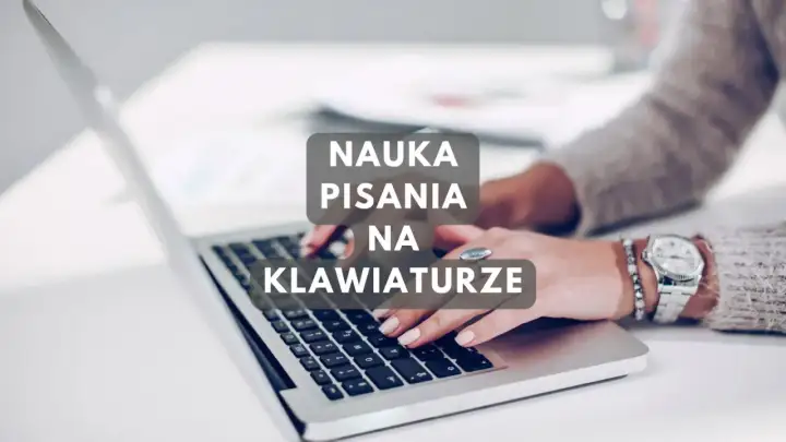 Szybkie pisanie na klawiaturze nauka. Dłonie kobiety piszącej na laptopie, z tekstem "Nauka pisania na klawiaturze".